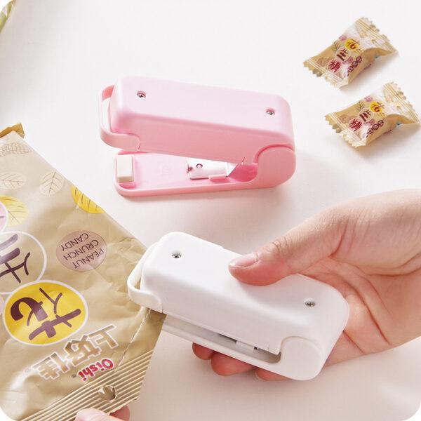 Portable Mini Sealer Home Heat Bag Plastic Food Snacks Bag Sealing Machine(Random Collor)